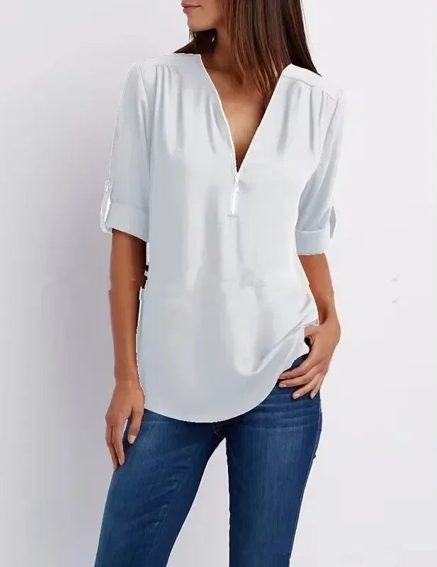 V-hals bluse i damemote med løs passform. Elegant og komfortabel topp, ideell for kvinner i hverdagen.