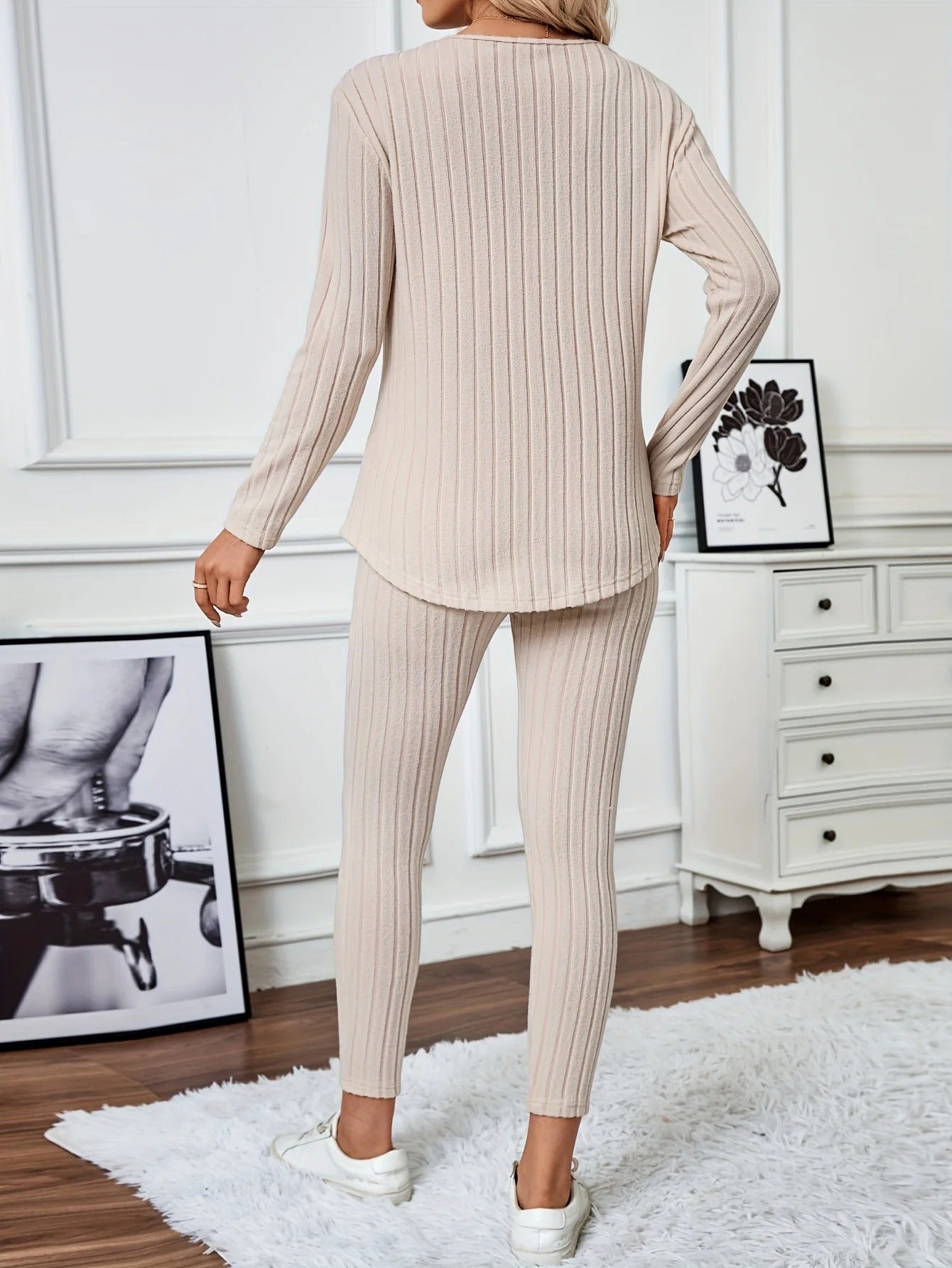 Kvinnelig, komfortabel V-hals jumpsuit, langermet. Ideell som kontorantrekk eller elegante festklær.