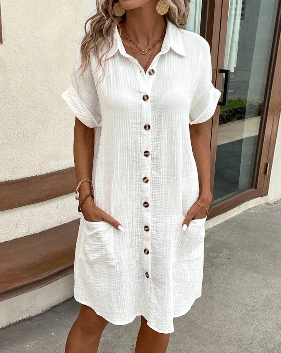 Kvinner i V-hals sommerkjole utendørs, fremhever dens avslappede og elegante stil.