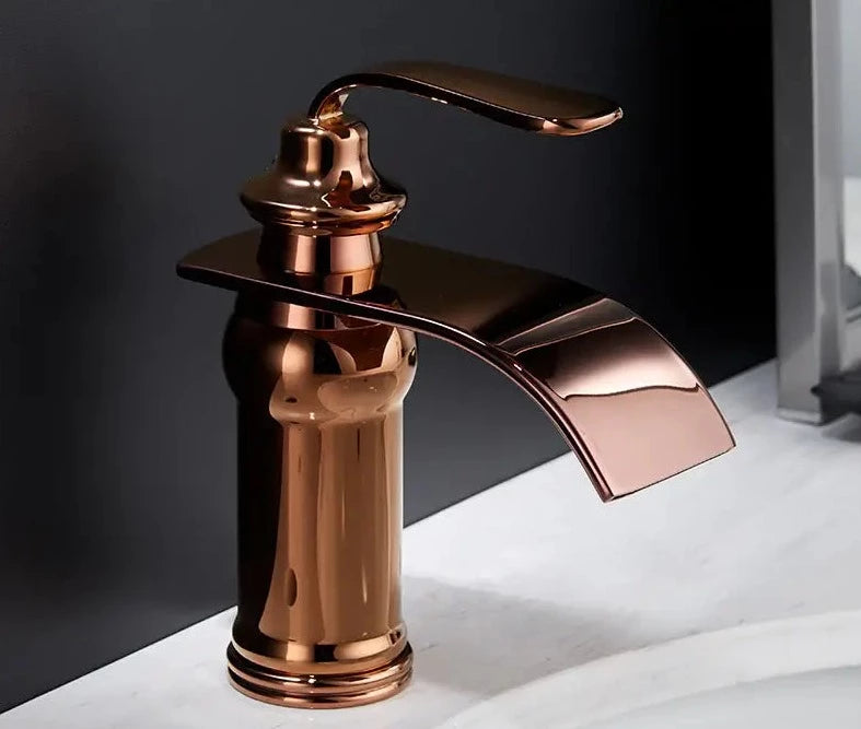 Elegant servantkran i svart og rosa gull. Vannfallskran med vintage design, laget av rustfritt stål for badet.