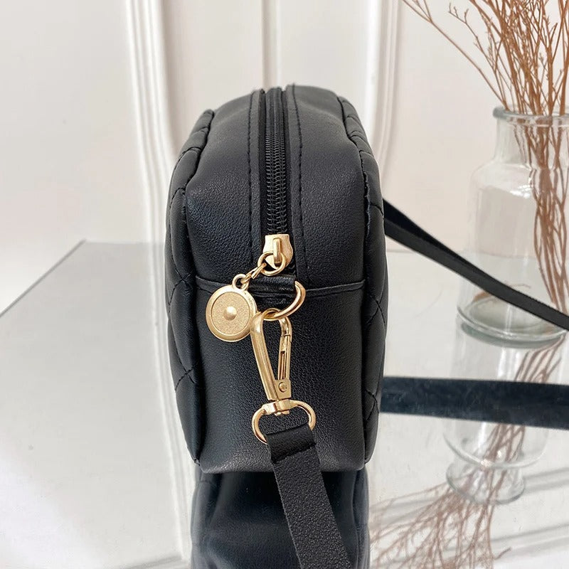 Moderne dame skulderveske, elegant vattert design. PU-skinn veske med sikker glidelås.