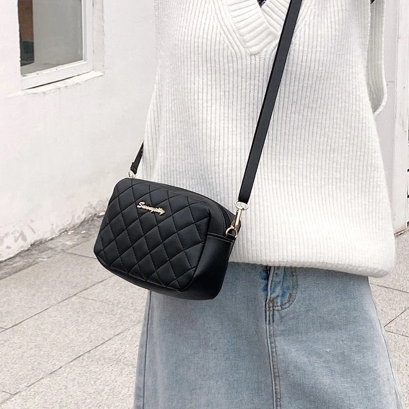 Elegant vattert dame skulderveske. Funksjonell crossbody veske i PU-skinn med glidelås.