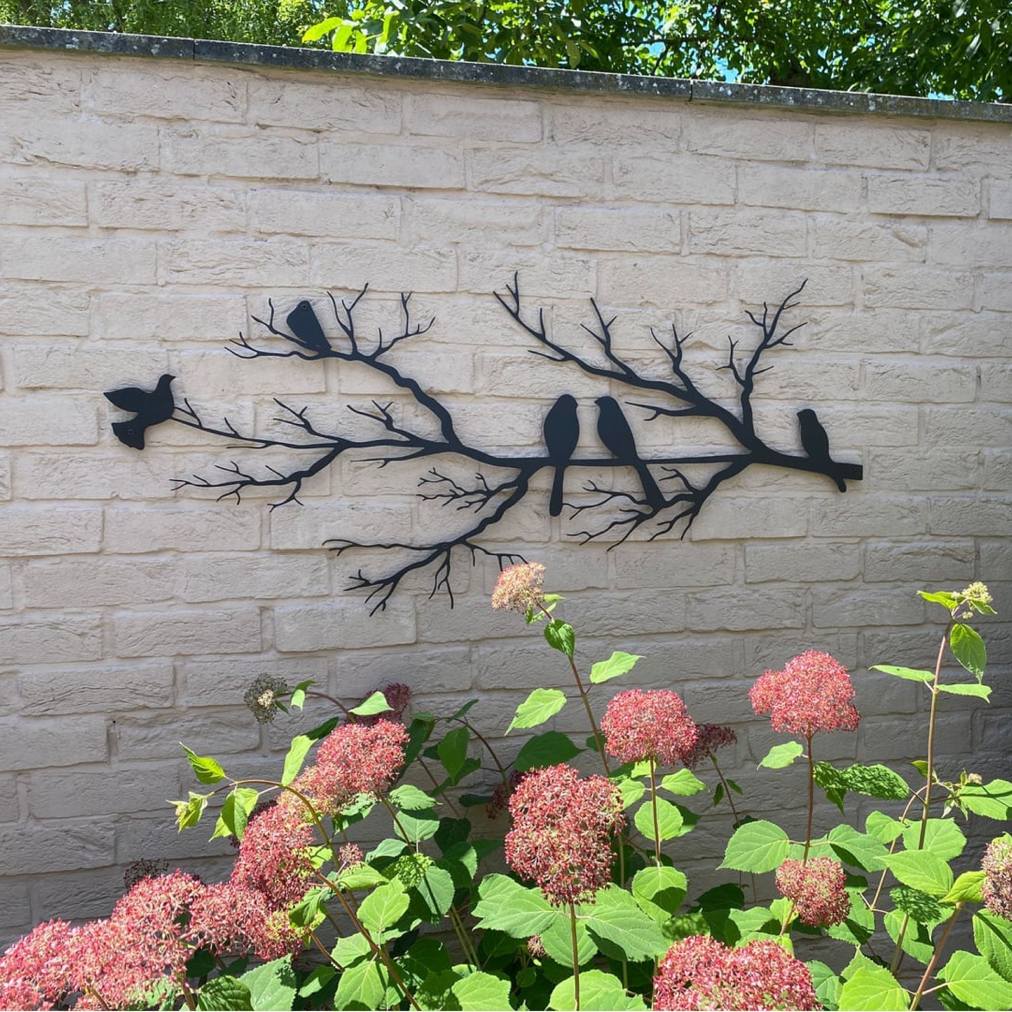Stilig veggdekorasjon med stiliserte fugler i metall. Perfekt som kunstverk i stue eller gang.