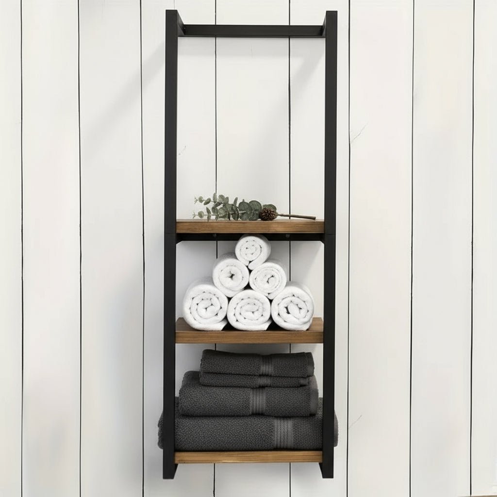 Veggmontert håndkleholder i et moderne baderom. Plassbesparende og elegant organisering.