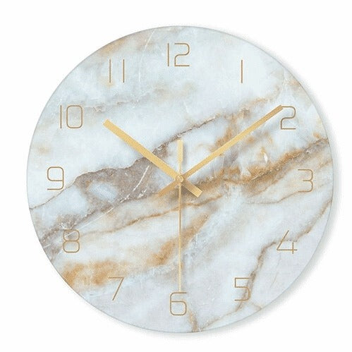Minimalistisk designklokke med fargerik marmoreffekt, perfekt interiør for moderne hjem.