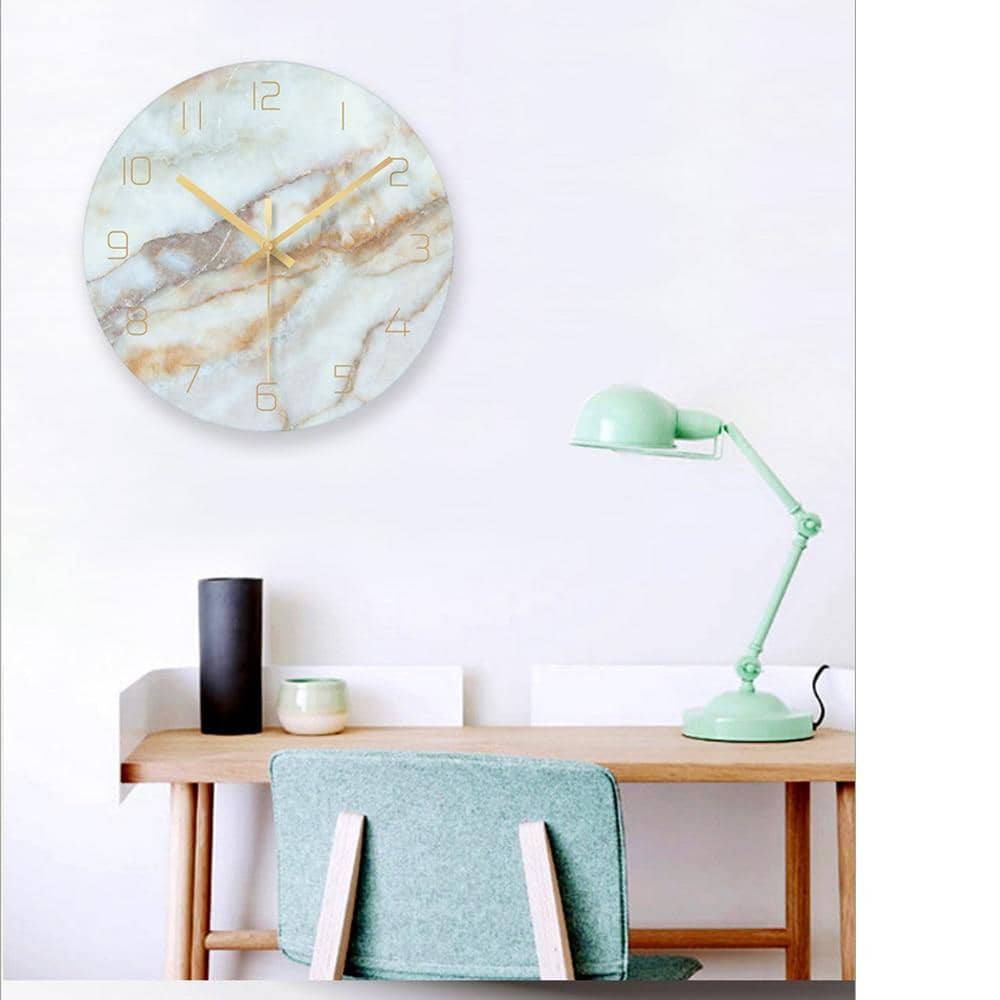 Moderne veggur med elegant marmor-look, en stilig interiørdetalj til ditt hjem eller kontor.