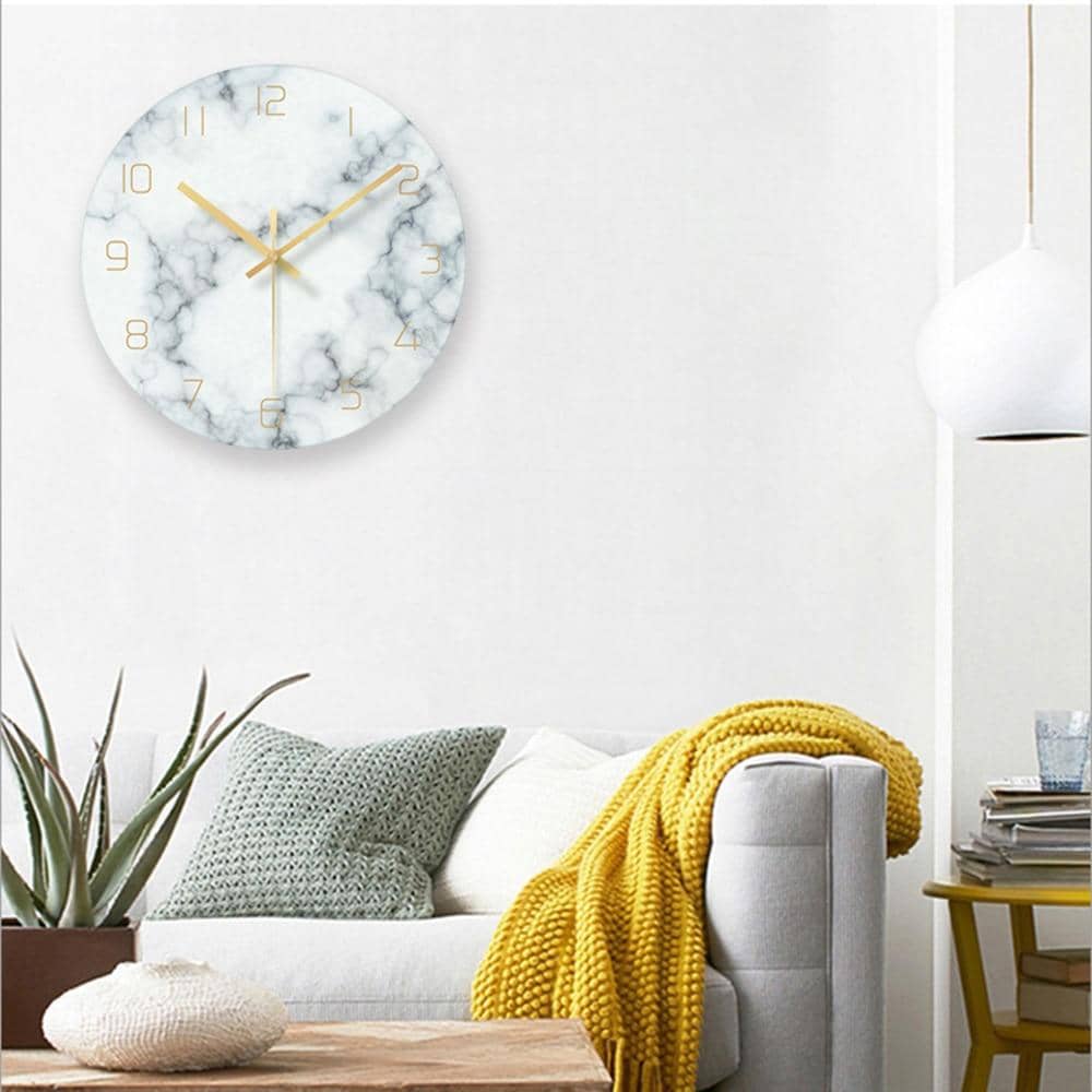 Vegghåndklokke med unik marmoreffekt. Moderne og minimalistisk interiørdetalj for stue og kontor.