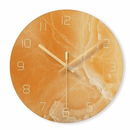 Elegant veggklokke med marmorutseende, ideell for moderne stuedekor. En tidløs designklokke.