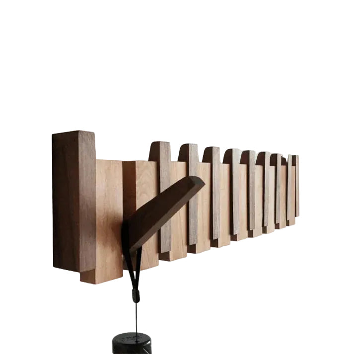 Elegant vegghengt klesstativ i tre med unikt pianodesign, perfekt for moderne entré og hjemmet.