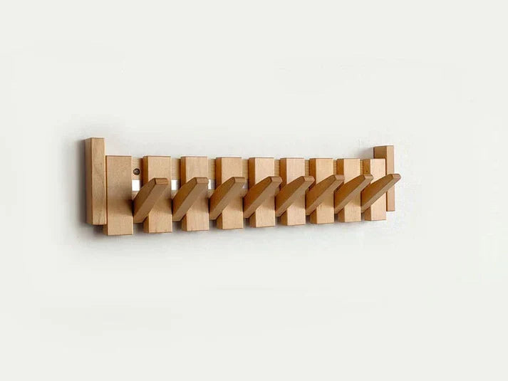 Elegant møbel: vegghengt klesstativ i tre med unikt pianodesign. Perfekt for stilfull oppbevaring i entré eller gang.