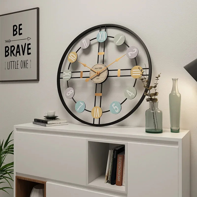 Stor veggklokke med utstikkende 3D romertall, elegant og vintage minimalistisk stil for veggen.