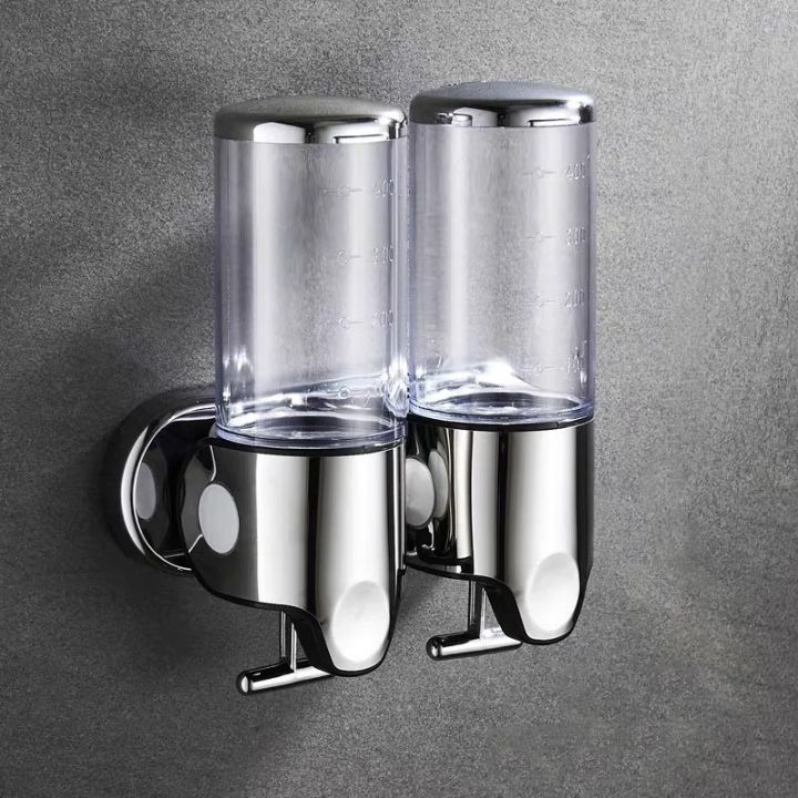 Veggmontert såpedispenser i et moderne baderom. Organisert, funksjonell og elegant.
