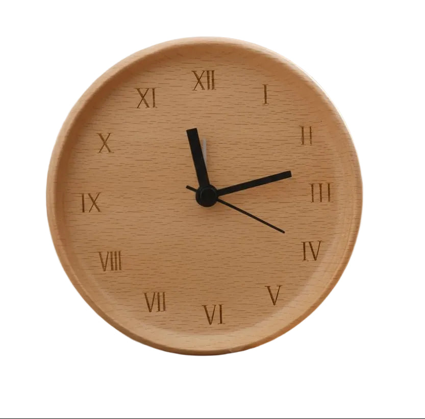 Elegant vekkerklokke i bøketre. Stille, minimalistisk design for hjemmedekorasjon og moderne interiør.