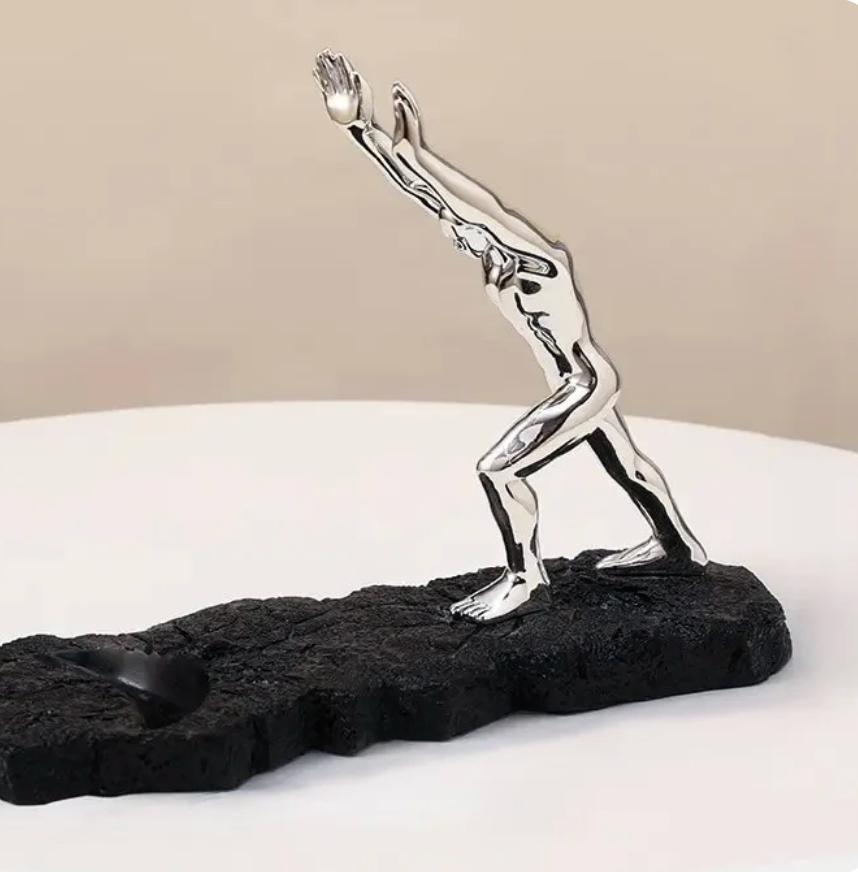 Stilfull vinholder i gull eller sølv metall, unik design. Ideell for kjøkken eller stue som dekorativ interiørdetalj.