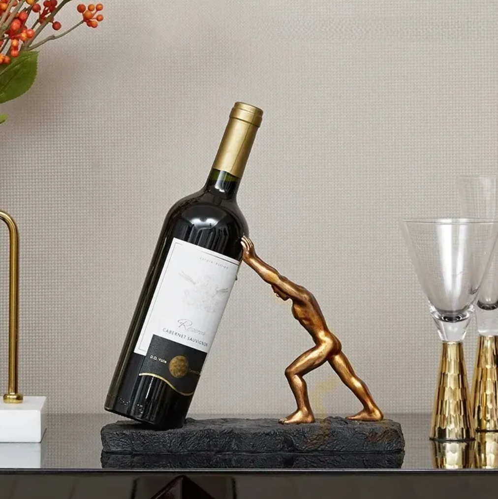 Moderne vinflaskeholder med unik design, fremhever vinflasken elegant. Flott for bordet, stilfull hjemmeinnredning.
