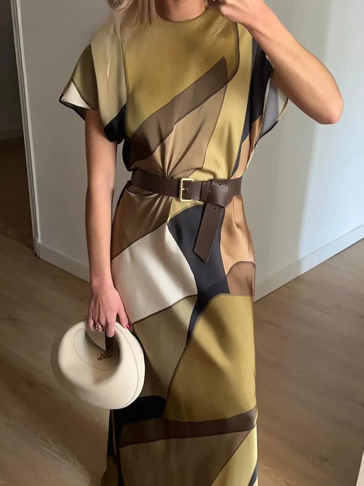 Tidløs damekjole i vintage stil med elegant utskjæring. Komfortabel sommerkjole eller festkjole med mønster.