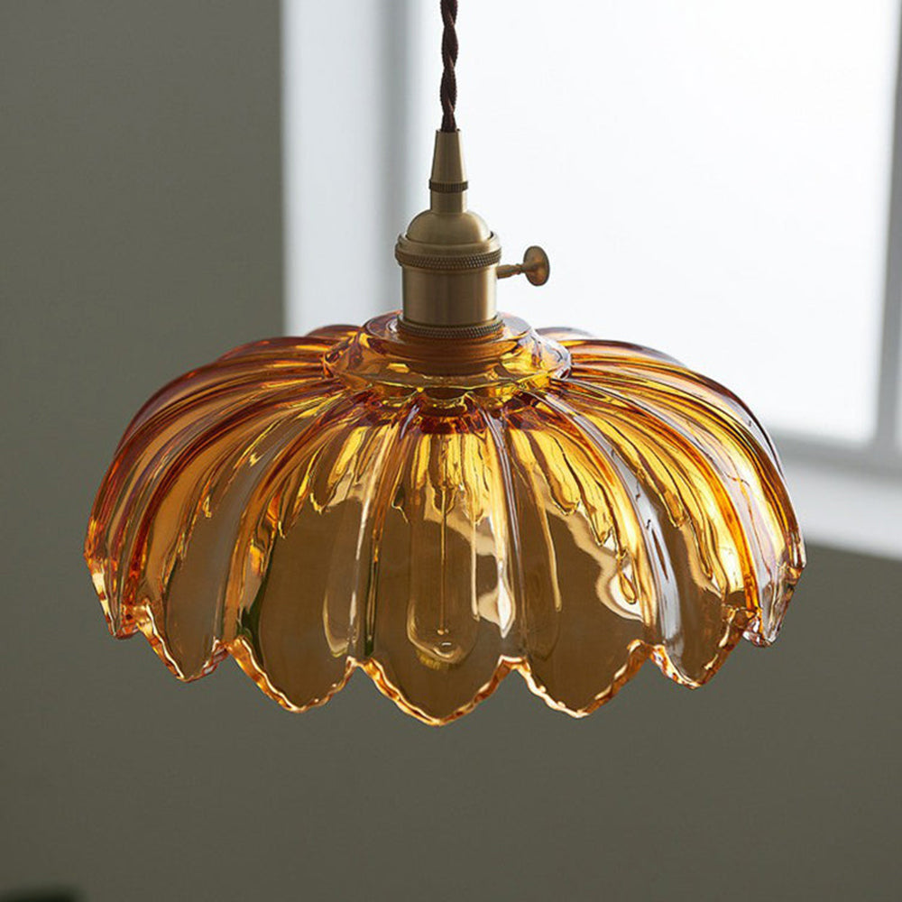 Dekorativ taklampe i vintage stil. Gir et varmt og innbydende stemningslys for interiørdesign.