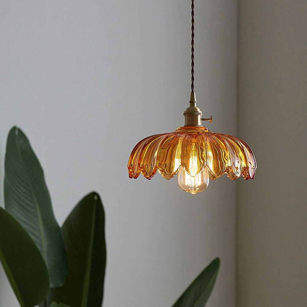 Vakker vintage taklampe som løfter interiøret. Elegant belysning i en unik blomsterlampe stil.