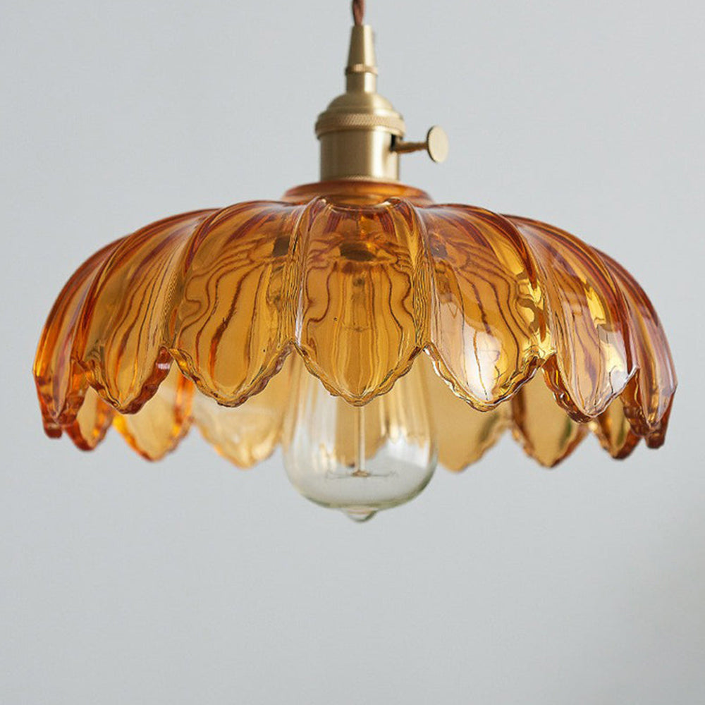 Stemningsfull vintage hengelampe, med elegant retro stil. Skaper koselig atmosfære for belysning.
