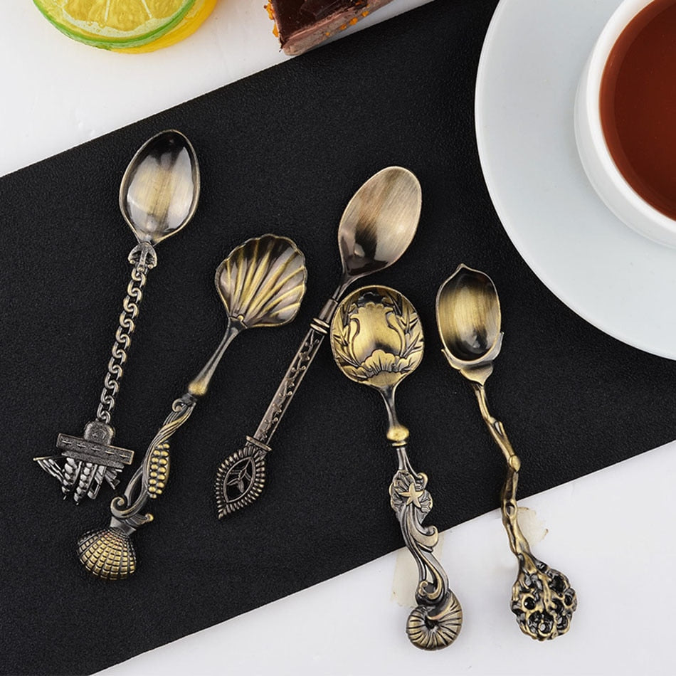 Vintage dessertskjeer på et dekket bord, elegant servise for kaffe og søtsaker, retro look.