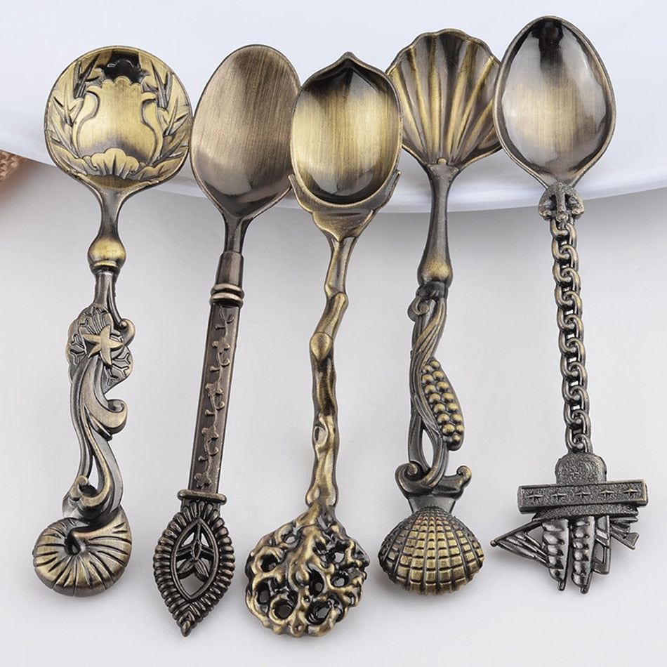 Elegant vintage bestikk skjesett for kaffe og dessert, tidløs metall design til ditt kjøkken.