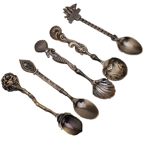 Retro kjøkken bestikk: Vintage skjesett for kaffe, dessert og servise, metall utførelse.