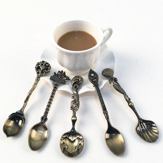 Oversiktsbilde av et komplett vintage skjesett for kaffe og dessert, elegant retro bestikk.