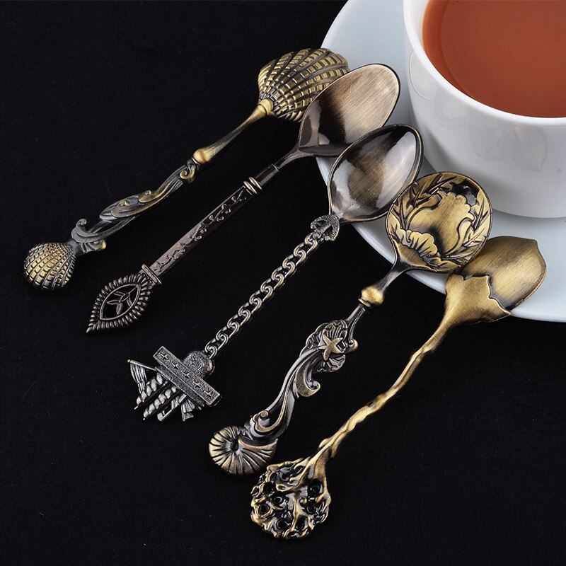 Komplett vintage skjesett for 6, kaffe og dessert bestikk i retro metall design.