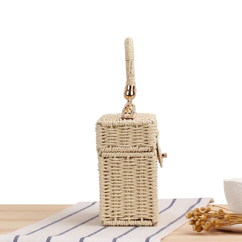 Stilfull vintage håndveske i strå, passer til sommer og strand. Beige dameveske med elegant design.