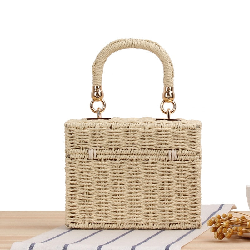 Kamelbeige ferieveske i strå, en trendy håndveske perfekt for solfylte dager. Håndlaget dameveske.