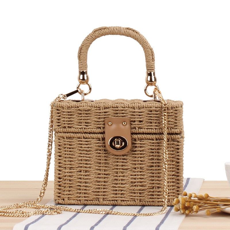Klassisk vintage stråveske til kvinner, en elegant tilbehør til antrekket. Perfekt strandveske i beige rotting.