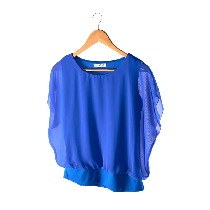 Lett og komfortabel sommerbluse med volangdetaljer og rund hals for kvinner. Allsidig stil.