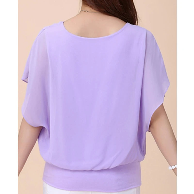 Elegant damebluse med volang og rund hals, ideell for kontor og fest. Komfortabel passform.