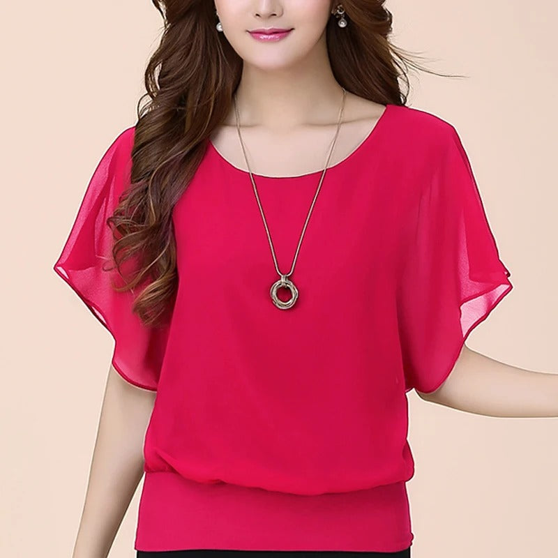 Stilren damebluse med volang ermer og rund hals. Elegant og komfortabel for enhver anledning.