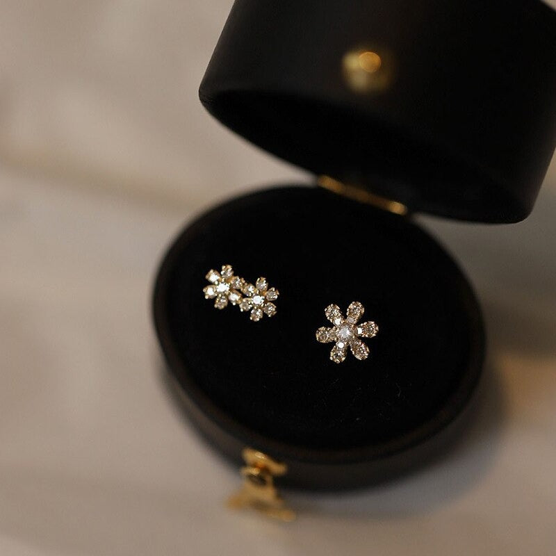 Minimalistiske blomster øredobber, hypoallergene studs i elegant design, ideelt smykke for kvinner.
