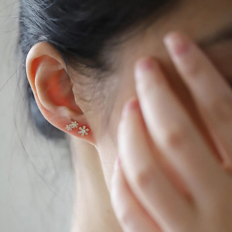 Kvinner blomster øredobber med glitrende zirconia, elegante og delikate studs, moderne smykke tilbehør.