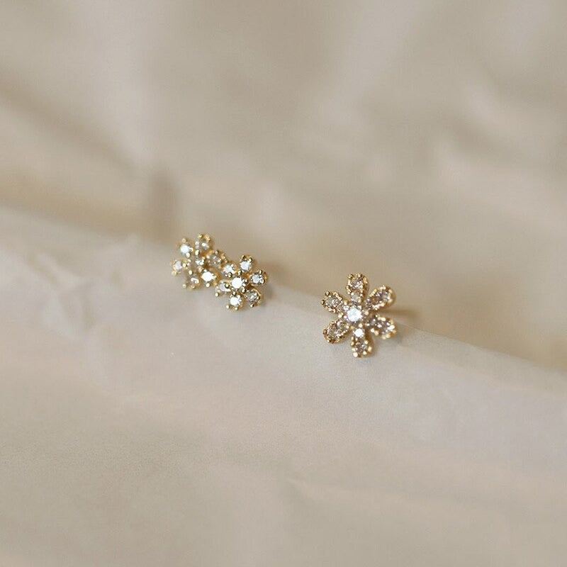 Vakre blomster øredobber for kvinner, elegante og delikate studs, trendy mote smykker.