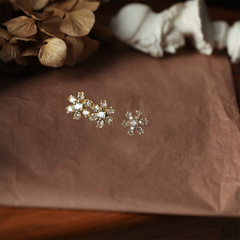 Stilige blomster øredobber, perfekte for hverdagsbruk eller fest, delikate studs med elegant design.