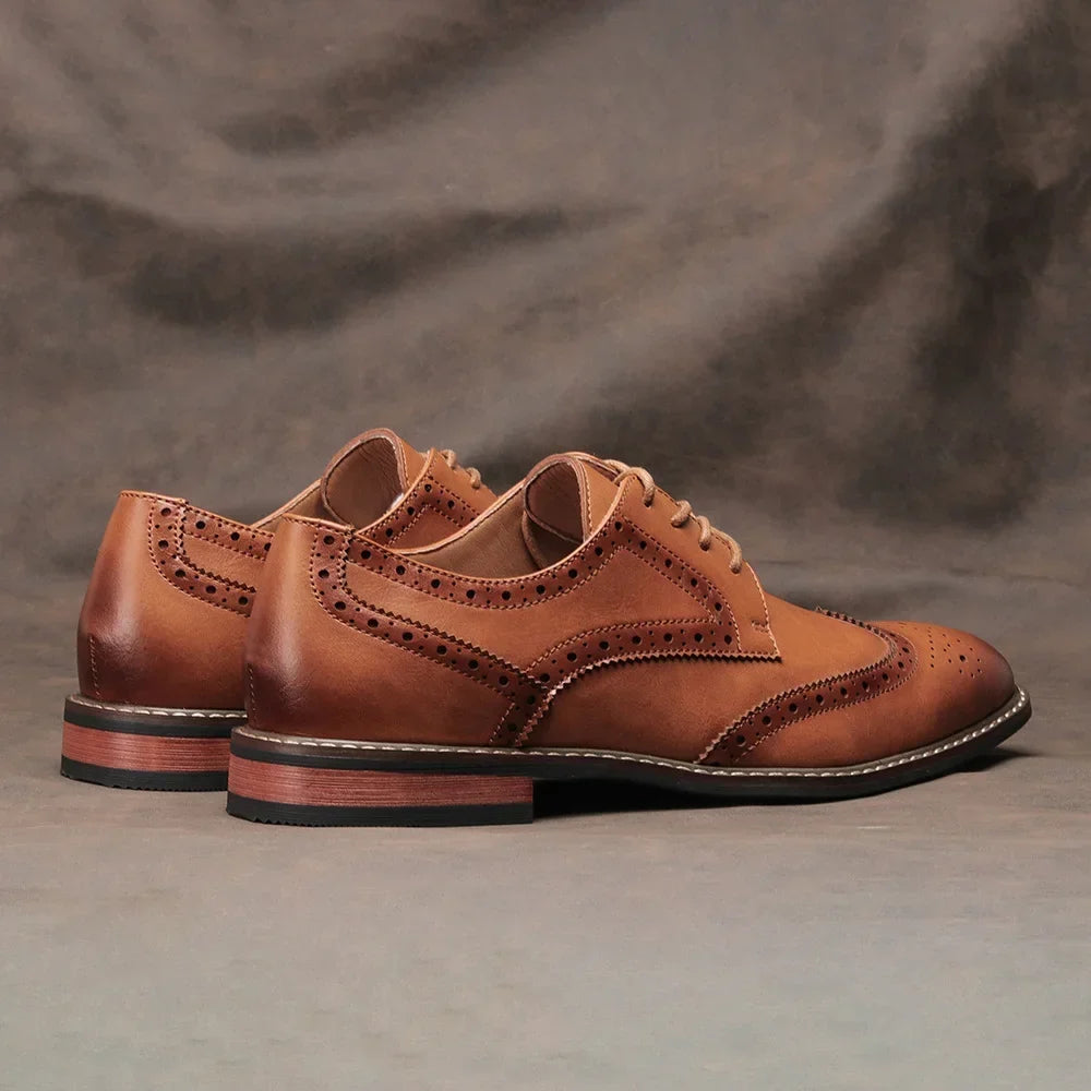 Sideprofil av tidløse brogue herresko, perfekt balanse mellom eleganse og komfort for lange dager.