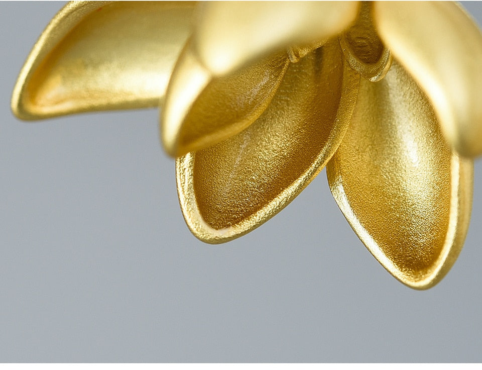 Blumenohrringe Magnolia, goldfarben, perfekter Damenschmuck für jeden Anlass.