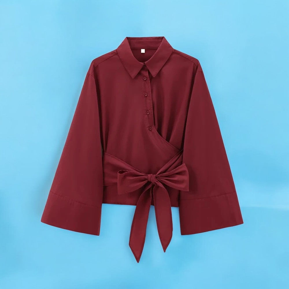 Ganzkörperansicht einer Frau in eleganter Damen Kimonobluse mit Schleifendetail, Langarm, Sommeroutfit