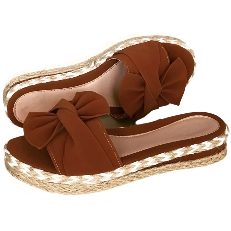 Elegante damesandaler med kileplattformhæl, perfekt for sommeren. Komfortable slip-on platåsandaler.