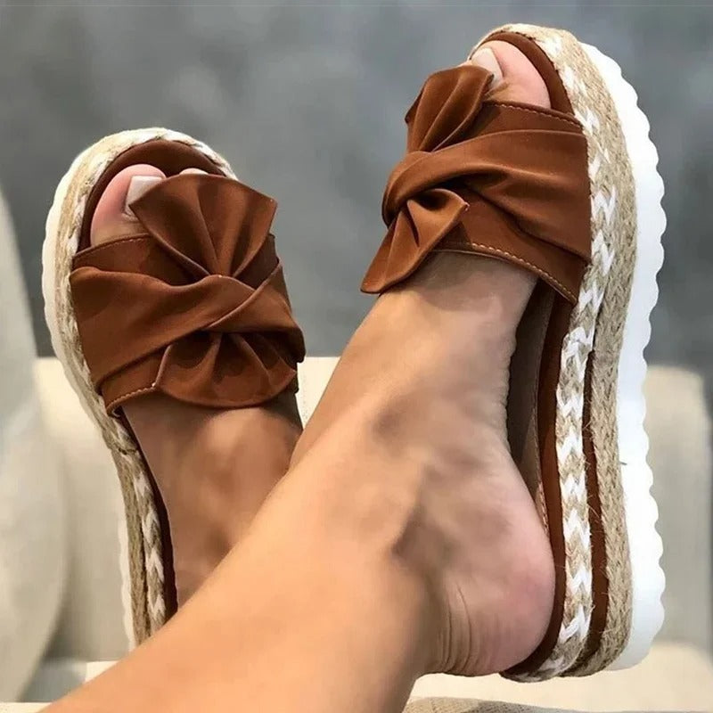Brune damesandaler med kilehæl. Stilige platåsandaler for fritid, komfortable sommersko.