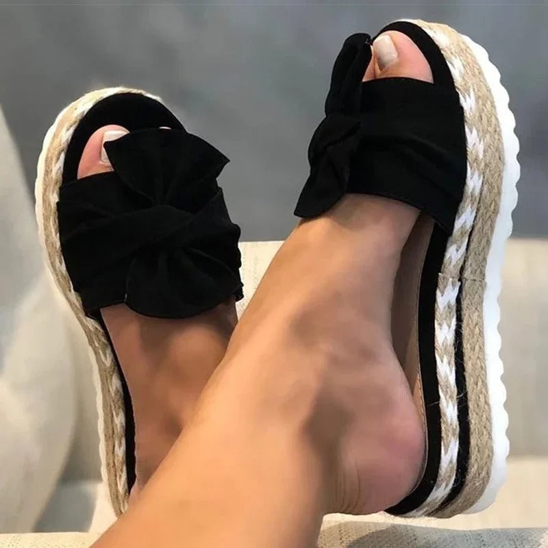 Stilige platåsandaler med kilehæl for damer. Elegante sommersko, slip-on design for komfort.