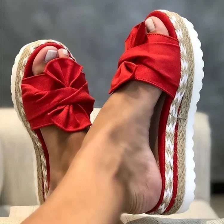 Fritidssko: damesandaler med kilehæl og plattform. Allsidige slip-on sommersko, komfortabel stil.