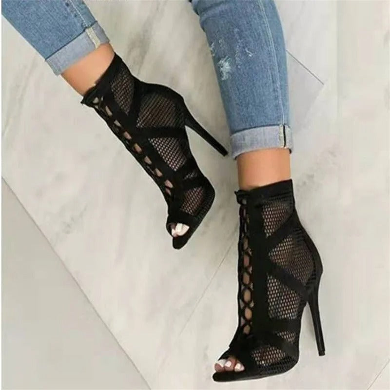 Komfortable damesandaler med justerbar passform. Stilrene peep toe hæler for fest og fritid.