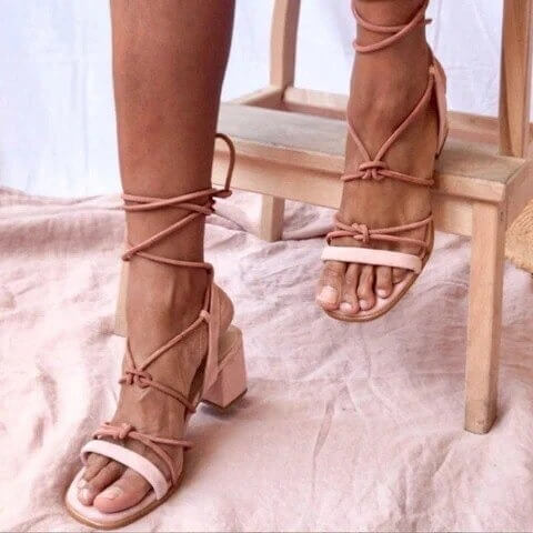 Elegante gladiator snøresandaler for dame, stilige flate sommersko som kombinerer komfort og moderne design.