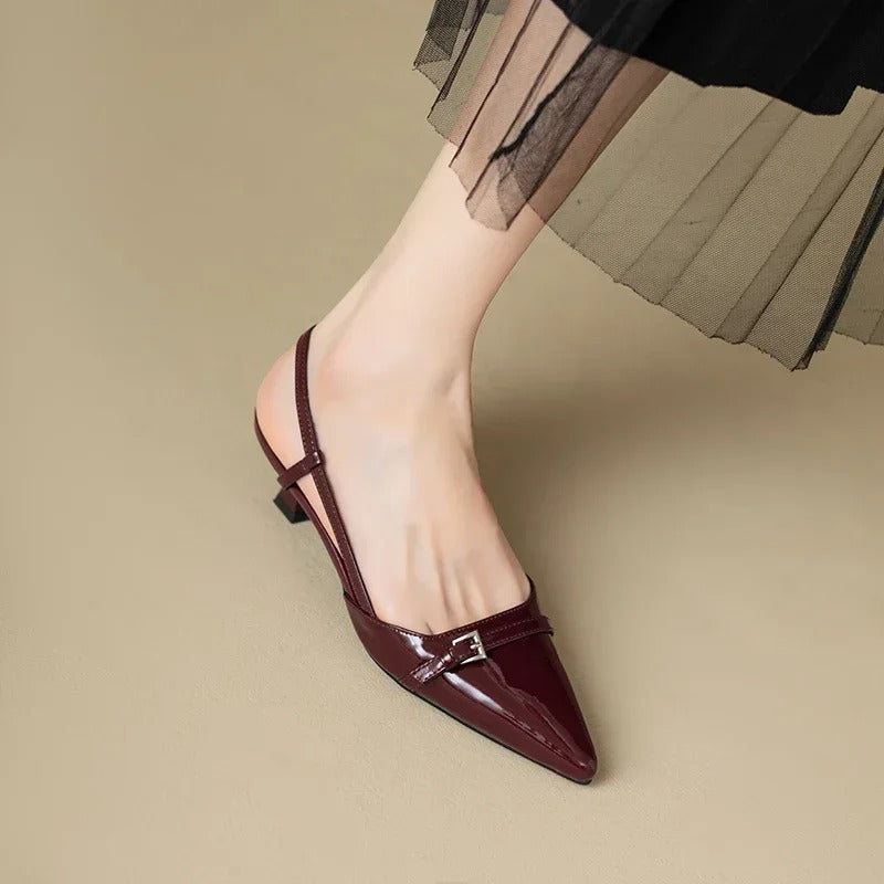 Detalj av glansfulle sandaler med spiss tå og slingback, en trendy damesko med mellomhøy hæl.