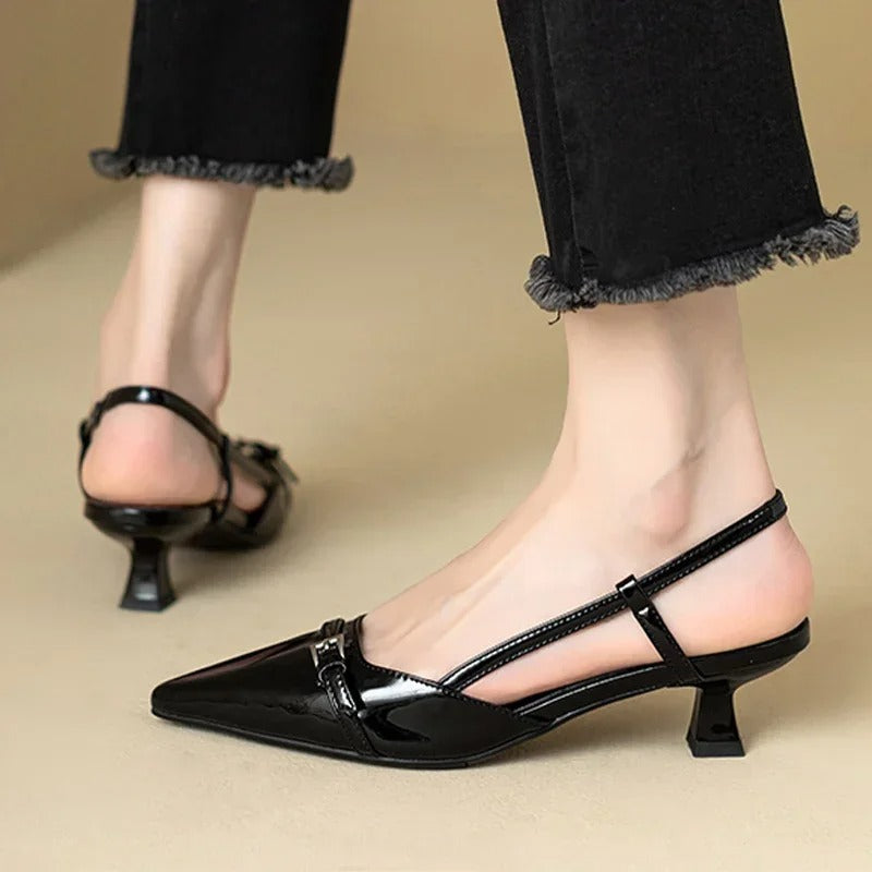 Sommersko for kvinner: glansfulle sandaler med mellomhøy hæl, spiss tå og klassisk slingback.