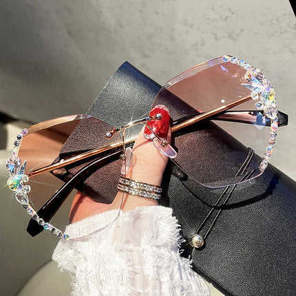Stilvolle Damenrandlose Strass-Sonnenbrille mit Goldrahmen, perfekt als elegantes Accessoire